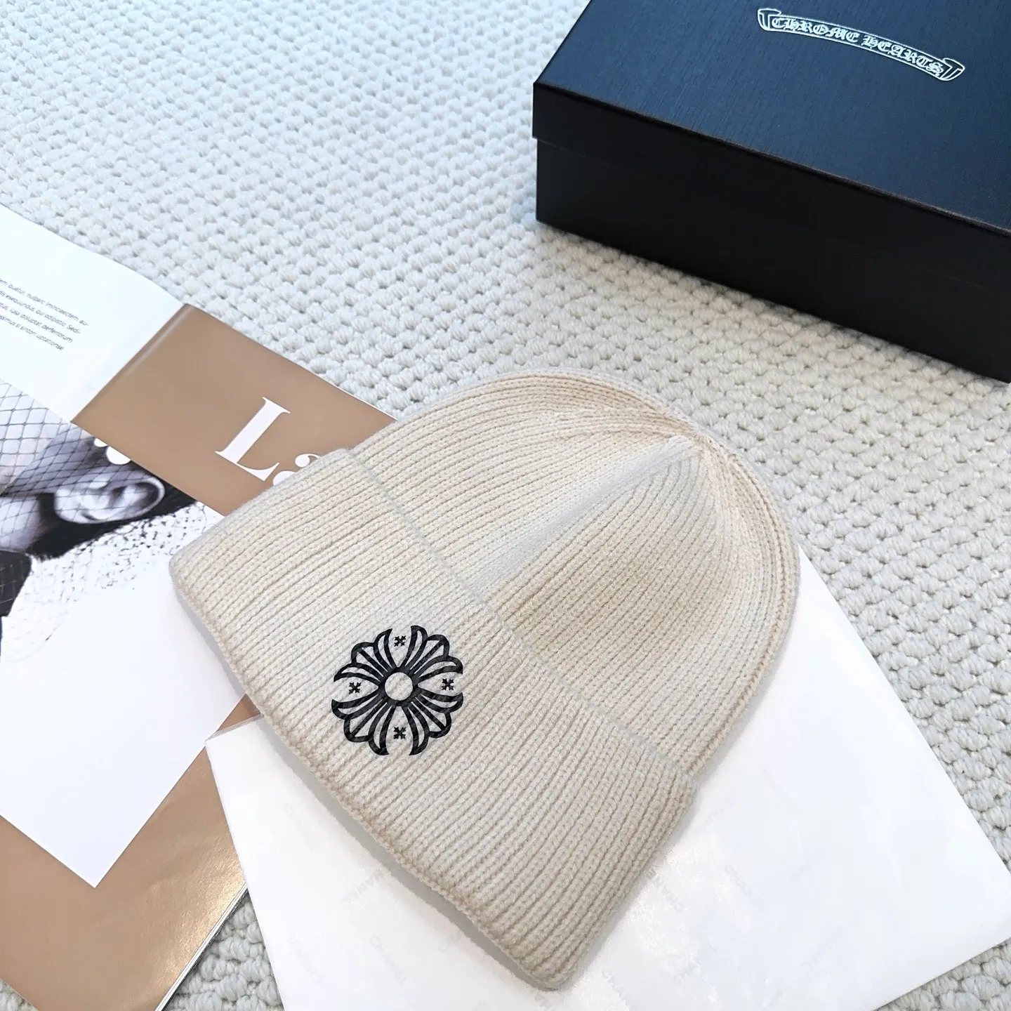 P46 🤍Chrome hearts new autumn and winter cross knitted hat🧶 One of the must-have hats in autumn and winter~ It really looks good on whoever wears it~, it is also a perfect match in black and white and gray in autumn~